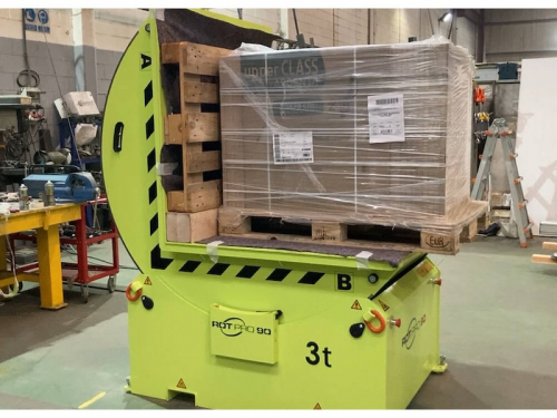 Sklopný stôl elektromotorický na otáčanie krabíc a balíkov o 90°