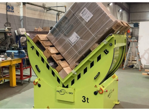 Sklopný stôl elektromotorický na otáčanie krabíc a balíkov o 90°