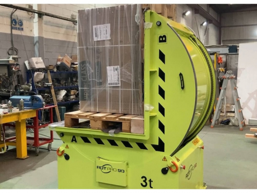 Sklopný stôl elektromotorický na otáčanie krabíc a balíkov o 90°