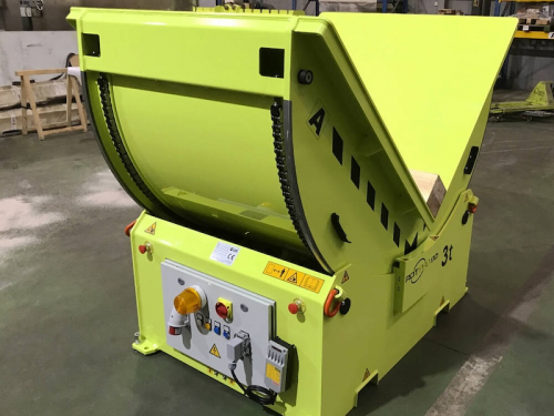 Sklopný stôl elektromotorickýpre pre otáčanie pravouhlých bremien o 90°