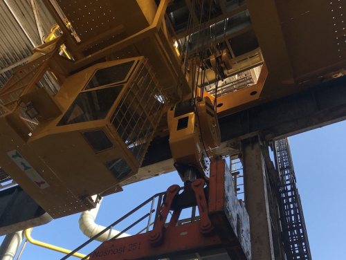 Hook block with rotation<br />The hook block is equipped with a quick release system. In the event of a rotation failure, the hook can be released within a few seconds. After that it is possible to use hook block with a freely rotating hook.