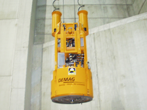 vákuový manipulátor pre manipuláciu s papierovými rolami