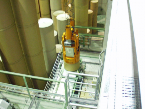 vákuový manipulátor pre manipuláciu s papierovými rolami