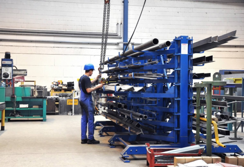 Conncept Machinery - výsuvný konzolový regál<br />Výsuvný regál pro uskladnění trubek, tyčí a profilů a jejich svazků