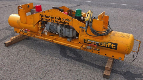 Manipulátor na bremená do 2000 kg<br>Tento elektricky poháňaný vákuový manipulátor má nosnosť 2 000 kg. Manipulátor možno v závislosti od situácie použiť v kombinácii s jednou alebo dvoma prísavkami. Na manipulátor je možné zavesiť dlhší traverzu s prísavkami pre manipuláciu s dlhšími výrobkami. Náš tím vám rád poskytne príslušné rady. Rozmery tohto vákuového zdviháka sú: 2400 x 600 x 600 mm.

Vákuové manipulačné zariadenie je v cenovej triede 2. Prvý týždeň zaplatíte cenu za prenájom vo výške 780, - EUR, potom zaplatíte len 580, - EUR v nasledujúcich týždňoch. Okrem nákladov na prenájom účtujeme tiež štandardné zálohu vo výške 4 800 EUR na zapožičané zariadenie. .