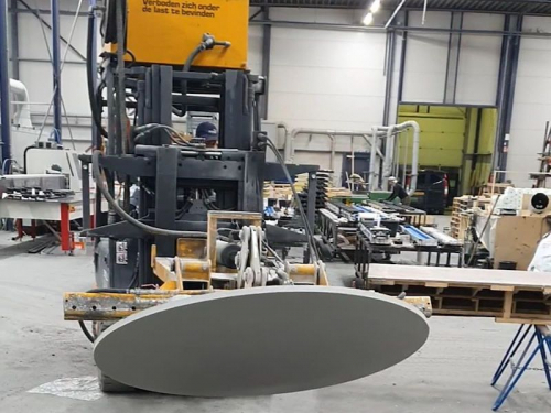 Vakuový manipulátor na betonová víka<br>Vakuový manipulátor pro manipulaci s betonovými víky, upravený pro připojení na vysokozdvižný vozík (příslušenství pro VZV).