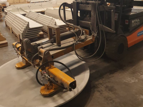 Vakuový manipulátor na betonová víka<br>Vakuový manipulátor pro manipulaci s betonovými víky, upravený pro připojení na vysokozdvižný vozík (příslušenství pro VZV).