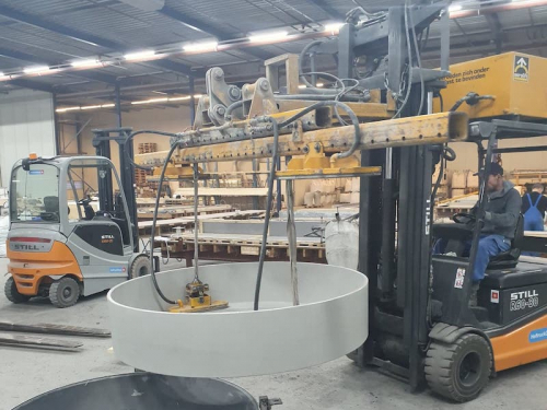 Vakuový manipulátor na betonová víka<br>Vakuový manipulátor pro manipulaci s betonovými výrobky, upravený pro připojení na vysokozdvižný vozík (příslušenství pro VZV).