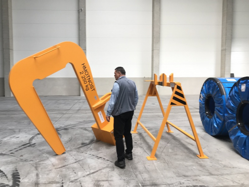 C-hák s protizávažím - Conncept Machinery s.r.o.<br />C-hák pro manipulaci se svitky plechů