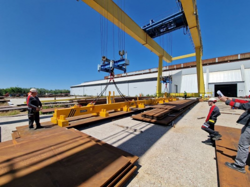 Magnetic traverse for sheet metal lifting<br />Magnetic traverse with electropermanent load magnets for sheet metal lifting-standard version