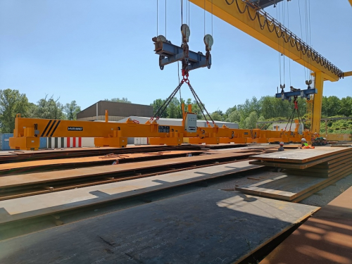 Magnetic traverse for sheet metal lifting<br />Magnetic traverse with electropermanent load magnets for lifting sheet metal-special version