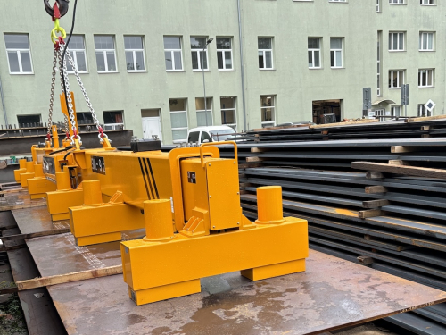 Magnetická traverza pro manipulaci s plechy<br />Magnetická traverza s elektropermanentními břemenovými magnety pro přepravu plechů
