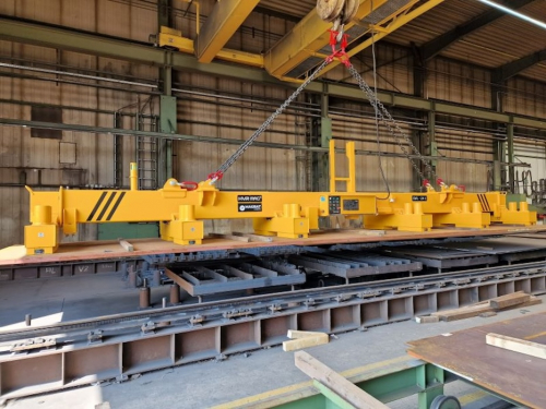 Magnetic traverse for sheet metal transport<br />Magnetic traverse with electropermanent load magnets for sheet metal lifting