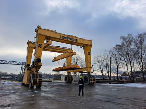Magnetic traverse for sheet metal handling<br />Magnetic traverse with electropermanent load magnets for sheet metal transportation