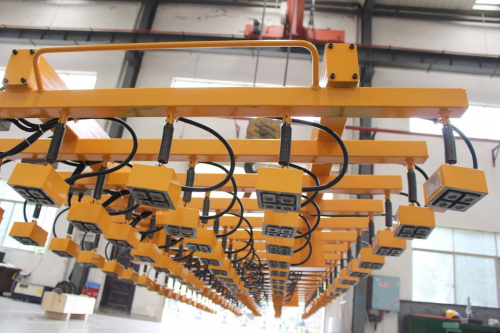 Magnetická traverza na manipuláciu s plechmi<br>Magnetická traverza na vykladanie rezacích strojov