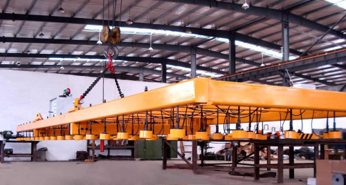 Magnetická traverza na prácu s plechmi<br>Magnetická traverza na nakladanie a vykladanie rezacích strojov