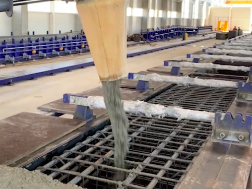 Vozidlo pro distribuci betonu<br />Distribuce betonu do forem