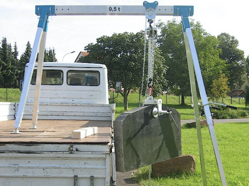Dielenský portálový žeriav | Conncept.cz<br>Dielenský portálový žeriav - nakládka bremena na ložnú plochu auta