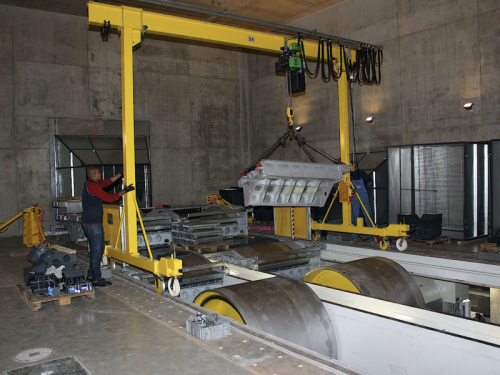 Mobilný dielenský portálový žeriav | Conncept.cz<br>Mobilný dielenský portálový žeriav - pojazd po koľajniciach