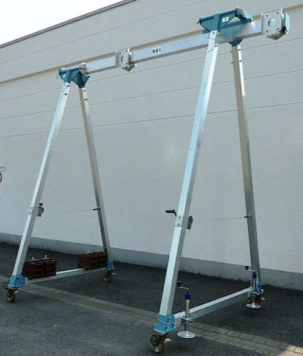 Mobilný dielenský portálový žeriav | Conncept.cz<br>Mobilný dielenský portálový žeriav - špeciálne prevedenie s jednostranným vyložením. Žeriav je vybavený protizávažiami a aretačnými pätkami.