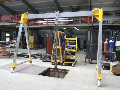 Mobilný dielenský portálový žeriav | Conncept.cz<br>Dielenský portálový žeriav - špeciálne prevedenie / nosnosť 1,5 t / dĺžka nosníka 4 m / výška 2,9 - 4 m