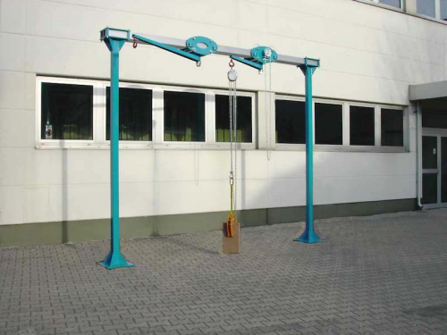 Dielenský portálový žeriav | Conncept.cz<br>Stacionárny dielenský žeriav s pojazdným vozíkom a otočným ramenom