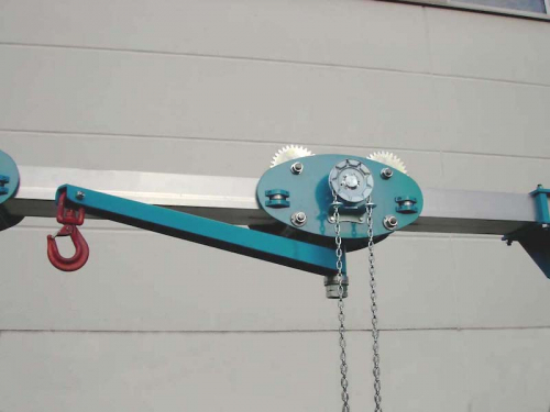 Dielenský portálový žeriav | Conncept.cz<br>Stacionárny dielenský žeriav - pojazdným vozíkom s otočným ramenom.