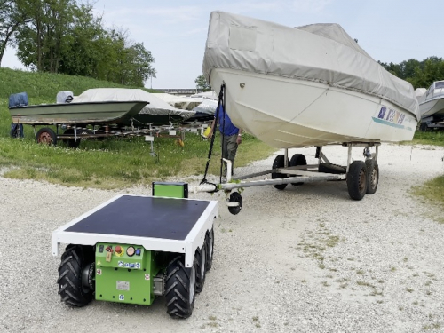 Elektrický tahač Robik Crawler 6x6<br />Manipulace s přívěsným vozíkem s člunem / Převážení přívěsného vozíku s člunem