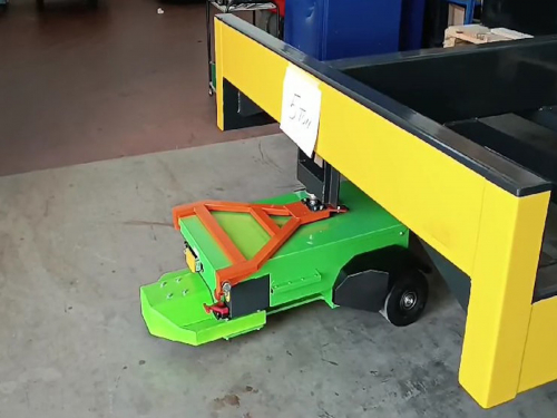 Elektrický tahač ROBIK Lizard Q<br />Převážení dílů na platformě s kolovým podvozkem