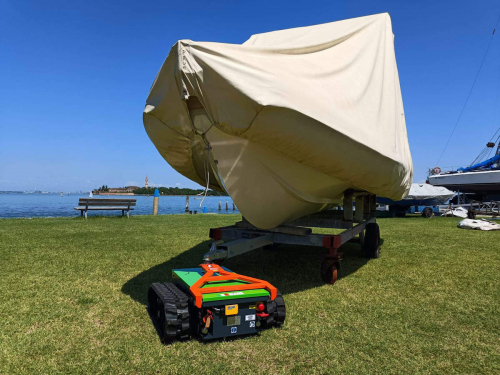 Elektrický tahač ROBIK Lizard S<br />Manipulace s motorovým člunem / Převážení motorového člunu na přívěsném vozíku