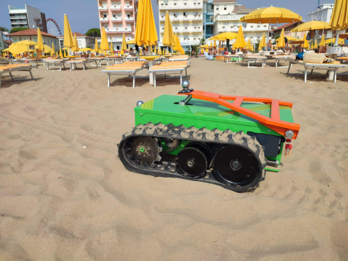 Elektrický tahač ROBIK Lizard S<br />Elektrický tahač ROBIK Lizard S s hydraulicky výklopným ramenem / Převážení nákladů na pláži