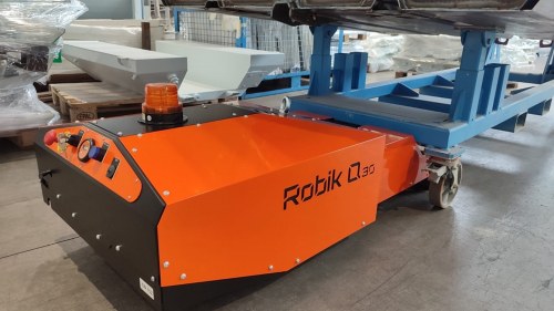 Elektrický tahač ROBIK Q30<br />Manipulace s vozíky v rámci výrobní linky pomocí elektrického tahače ROBIK Q30