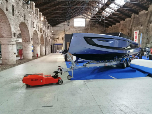 Elektrický tahač ROBIK Q30<br />Manipulace s vozíkem s lodí pomocí elektrického tahače ROBIK Q30