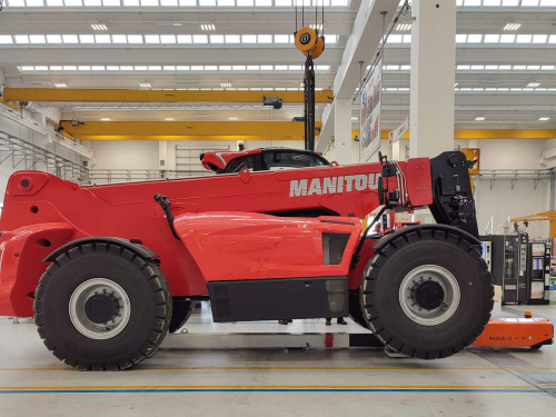 Elektrický tahač ROBIK Q130 Power<br />Manipulace s nakladače Manitou během finální montáže