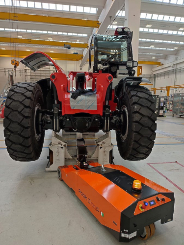 Elektrický tahač ROBIK Q130 Power<br />Tažení nakladače Manitou během finální montáže