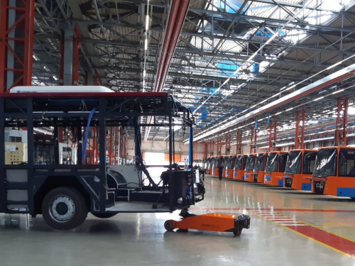 Elektrický tahač ROBIK Q130 Power<br>Převážení autobusu - vnitropodniková přeprava během kompletace