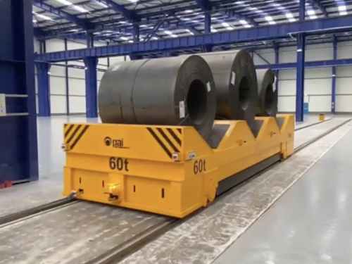 Koľajový manipulačný vozík na prekážanie zvitkov plechov