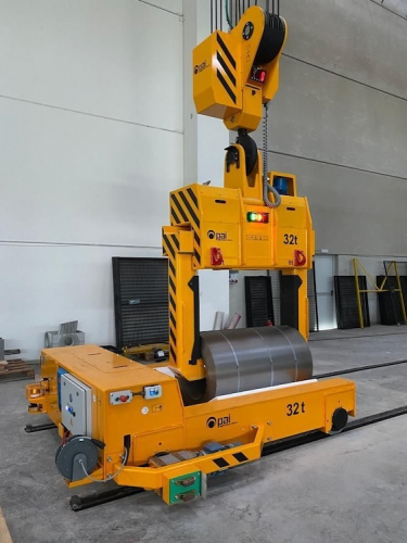 Koľajový manipulačný vozík na prekážanie zvitkov plechov