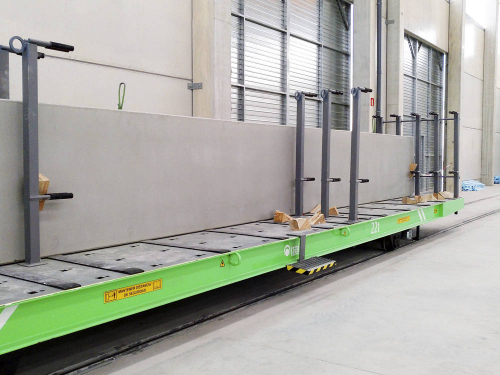 Koľajový manipulačný vozík na prevážanie betónových výrobkov
