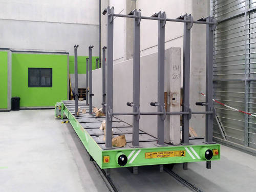 Koľajový manipulačný vozík na prevážanie betónových výrobkov