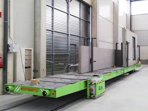 Koľajový manipulačný vozík na prevážanie betónových výrobkov