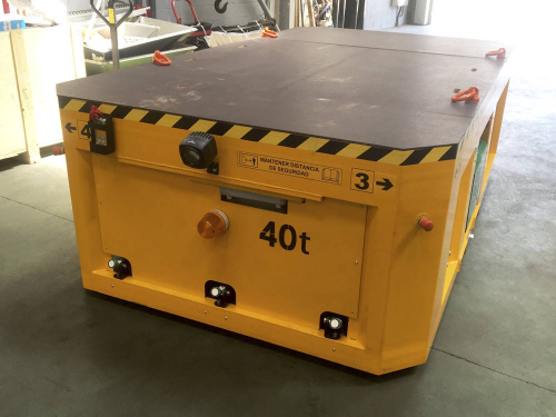 Kolesový manipulačný vozik na prevážanie foriem