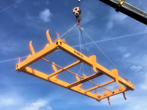 Mechanical container spreader