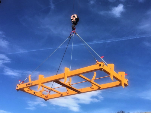 Mechanical container spreader