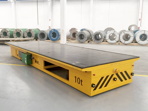 Kolesový manipulačný vozík na prevážanie hutného materiálu