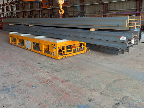 Kolesový manipulačný vozík na prevážanie hutného materiálu