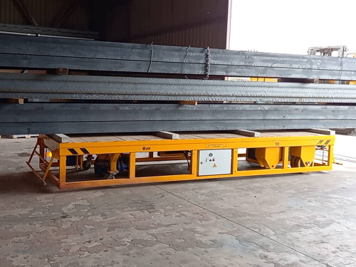 Kolesový manipulačný vozík na prevážanie hutného materiálu