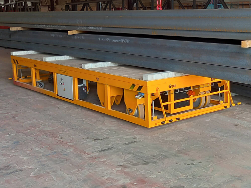 Kolesový manipulačný vozík na prevážanie hutného materiálu