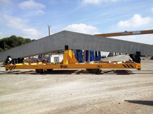 Kolesový manipulačný vozik na prevážanie betónových dielov