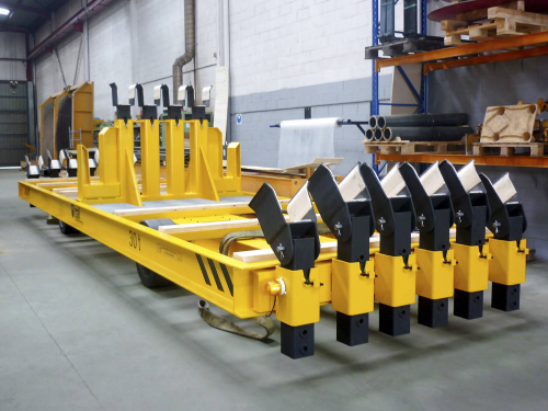 Kolesový manipulačný vozik na prevážanie betónových dielov